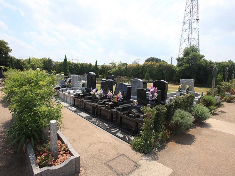 メモリアルパーク天空の杜　デザインが施された踏み石