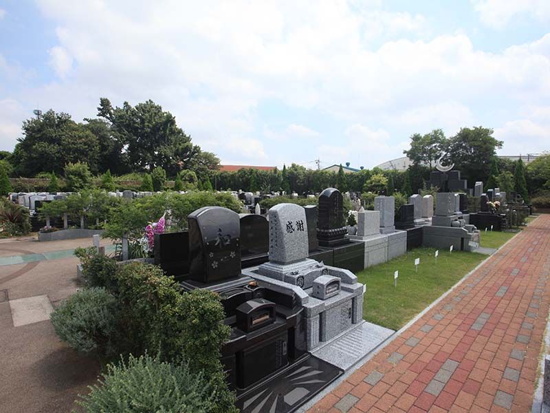 メモリアルパーク天空の杜　思い思いの言葉が刻まれた墓石