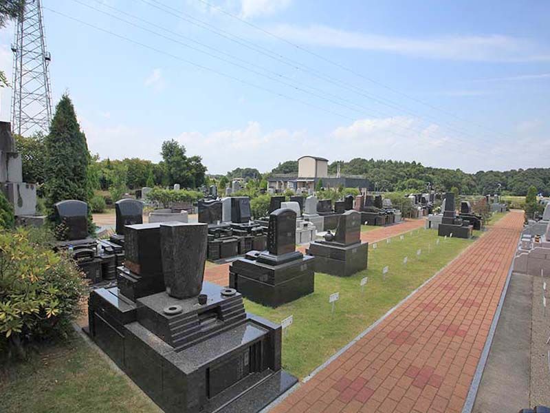 メモリアルパーク天空の杜　様々なデザインの墓石