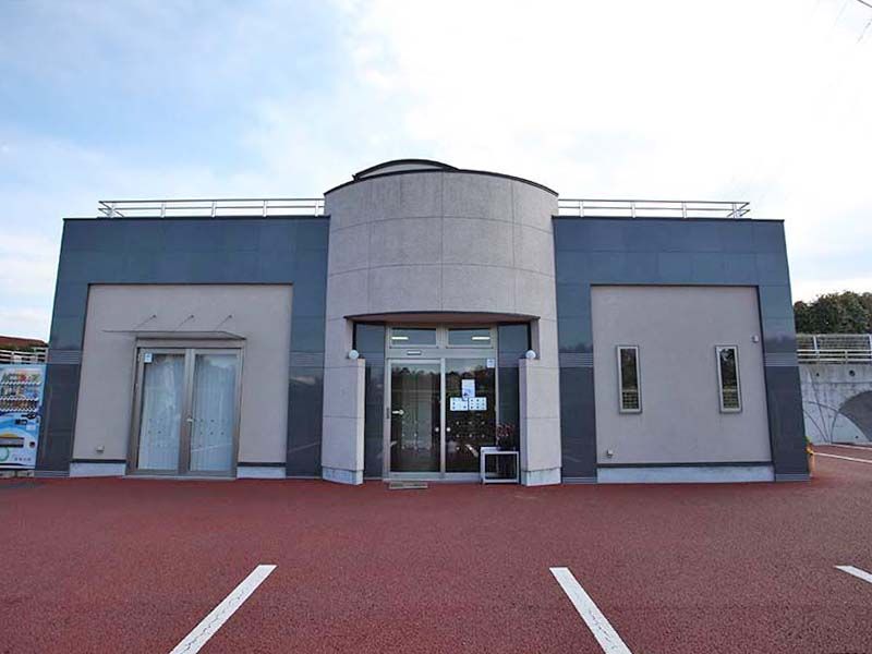 メモリアルパーク天空の杜　スタイリッシュなデザインの管理棟