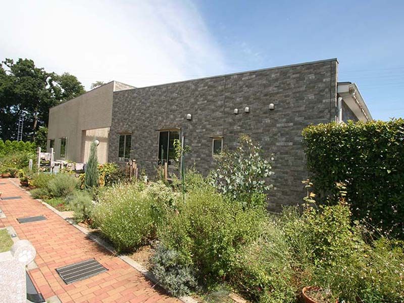 南川越霊園　モダンな管理事務所