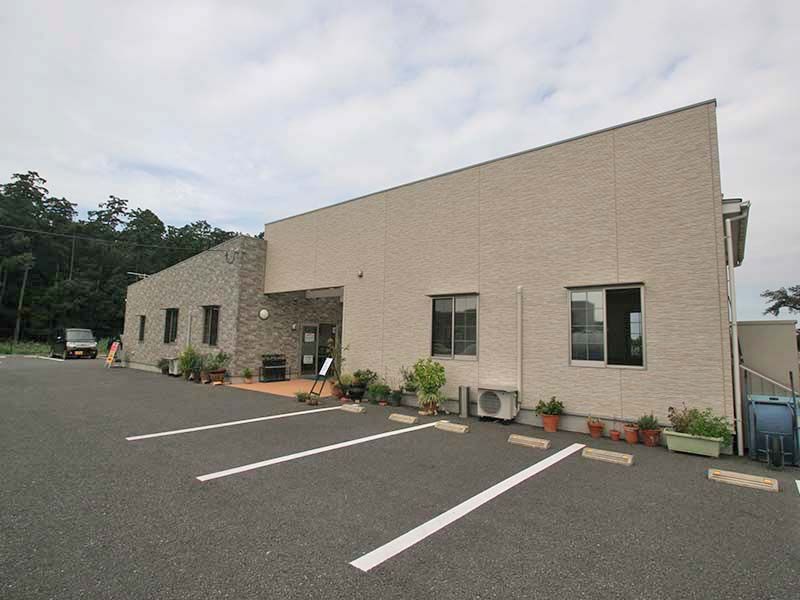 南川越霊園　管理事務所に併設された駐車場