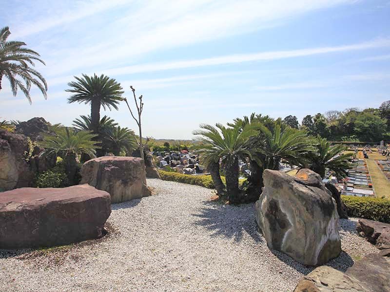 やすらぎの里 南葉山霊園　巨石・奇石を配した日本庭園