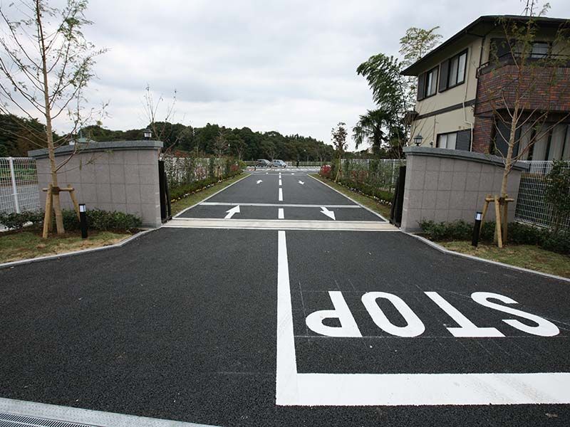 むさしの聖地 永久の郷　駐車場出入口