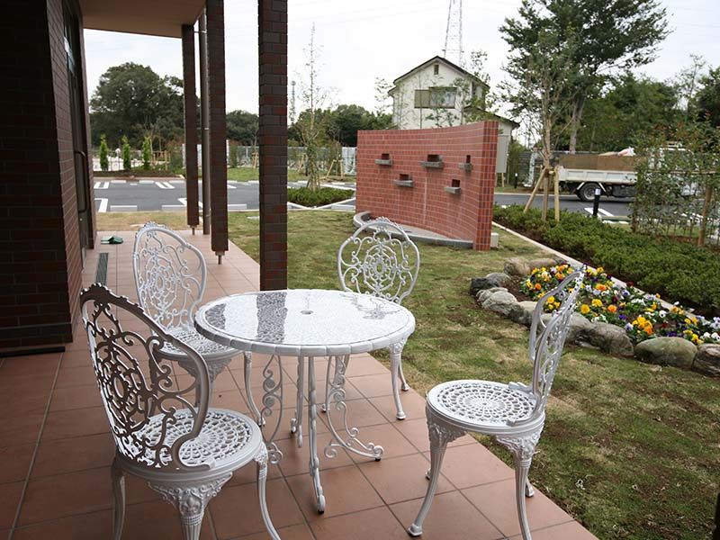 むさしの聖地 永久の郷　欧風庭園のような休憩スペース