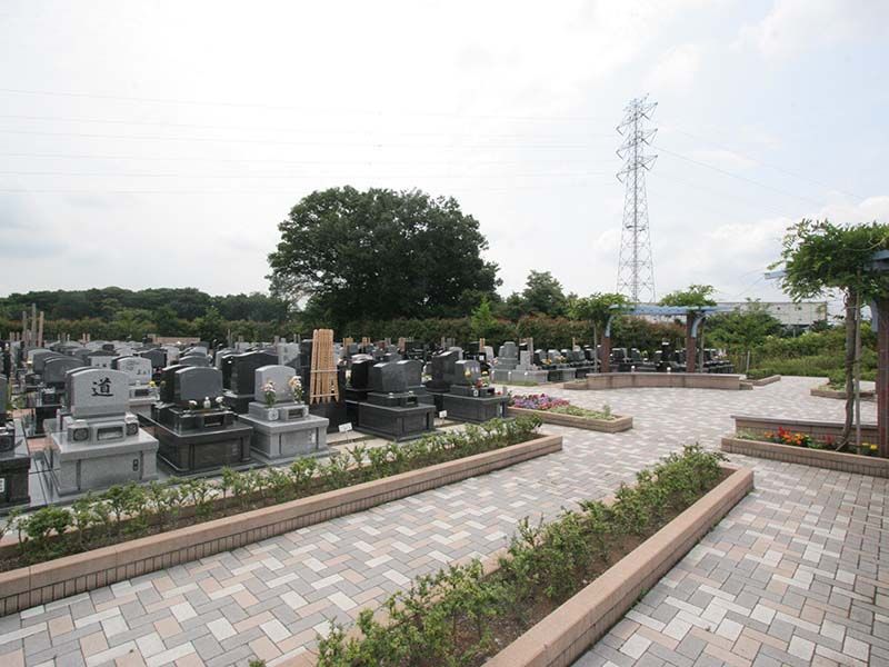 むさしの聖地 永久の郷　植栽に囲まれた洋型墓石