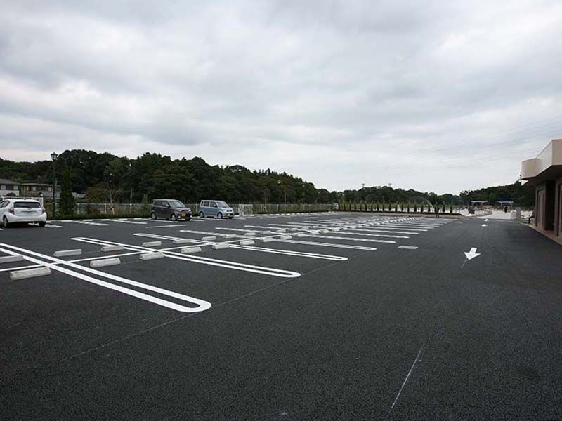 むさしの聖地 永久の郷　広々とした駐車場