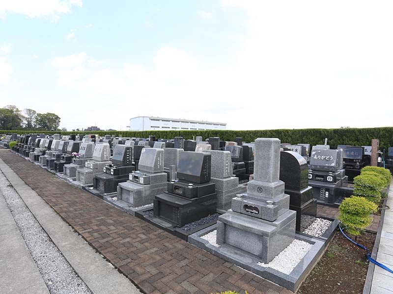 メモリアル越谷 憩いの郷　墓石横に砂利を敷く「敷砂利区画」