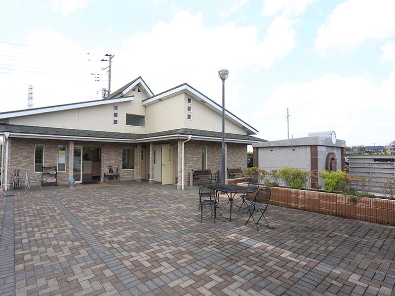 メモリアル越谷 憩いの郷　ガーデンテーブルがある管理事務所前