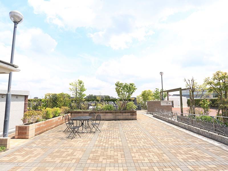 メモリアル越谷 憩いの郷　日当たりの良い休憩スペース