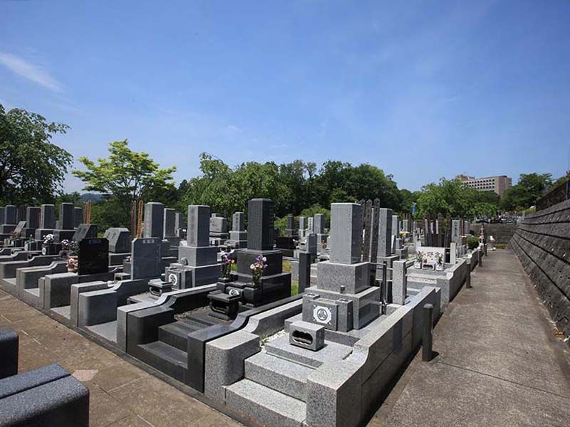 武蔵岡霊園　日当たりが良く明るい霊園風景
