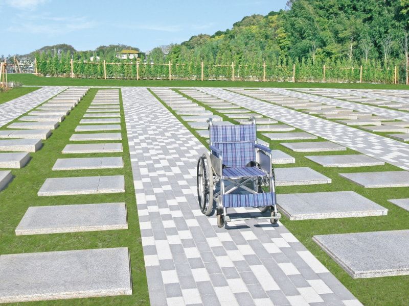 メモリアルパーク藤沢　車イス2台がすれ違える広い参道