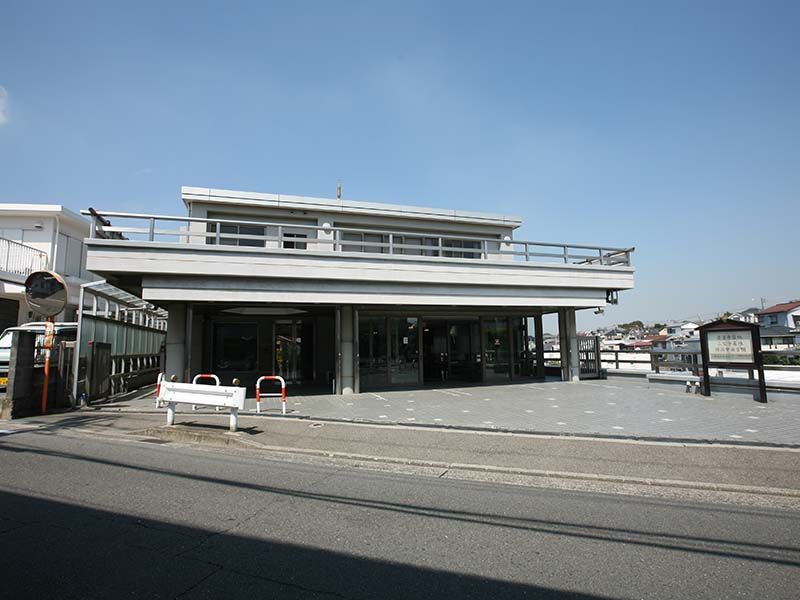 横浜中央霊園　管理棟前の駐車場