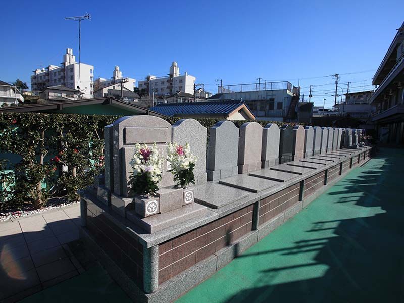 横浜中央霊園　十分な広さの「テラス・バリアフリー墓所」