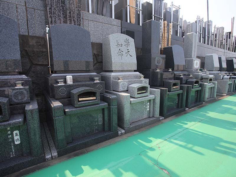 横浜中央霊園　参道に十分な広さがある「バリアフリー墓所」