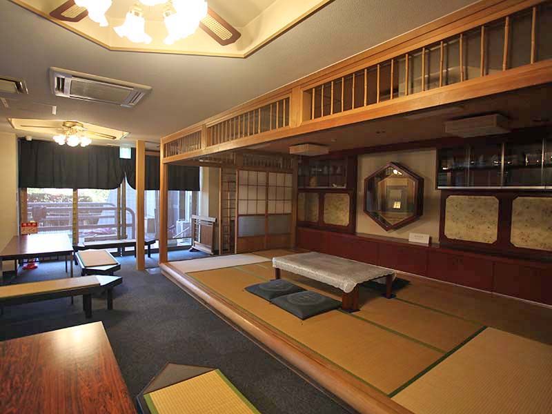 横浜中央霊園　明るく広々とした休憩室
