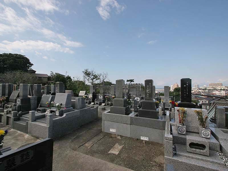鎌倉富士見墓苑　様々なタイプの墓石が並ぶ墓域