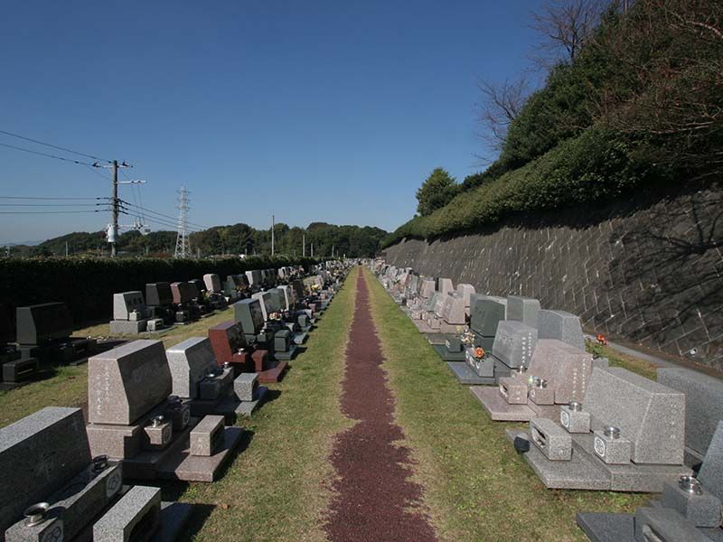 メモリアルヒルズ湘南　まっすぐに並んだ墓地