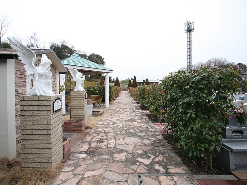 サンメモリアル東京　欧風公園墓地の参道