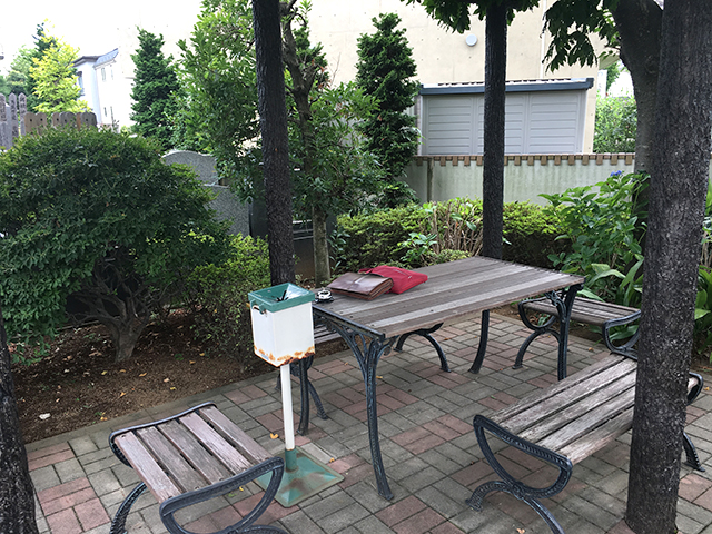 竹の塚霊園　緑に囲まれた休憩所