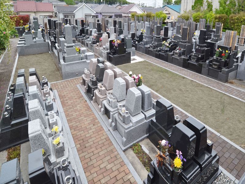 槻の城山霊園　バリアフリー設計の参道