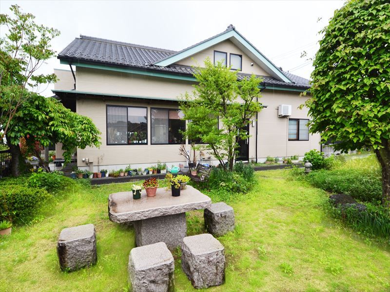 槻の城山霊園　玄鳳殿裏庭
