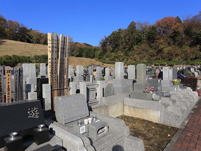 厚木森の里霊園　緑に囲まれた墓域