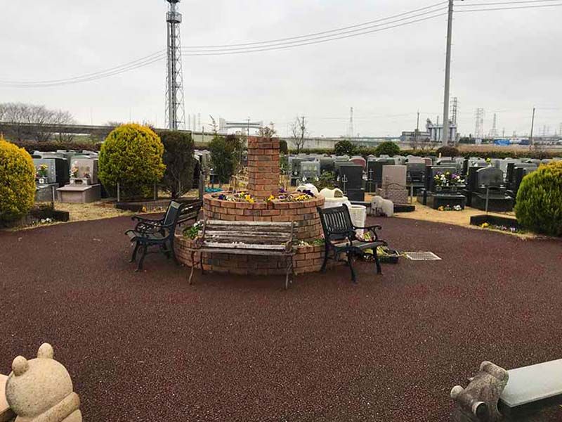 芝生の霊園あさか野　まるで公園のような休憩用ベンチ