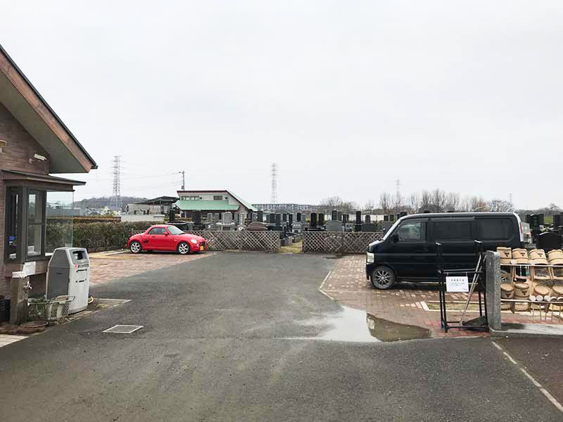 芝生の霊園あさか野　車での来園も可能