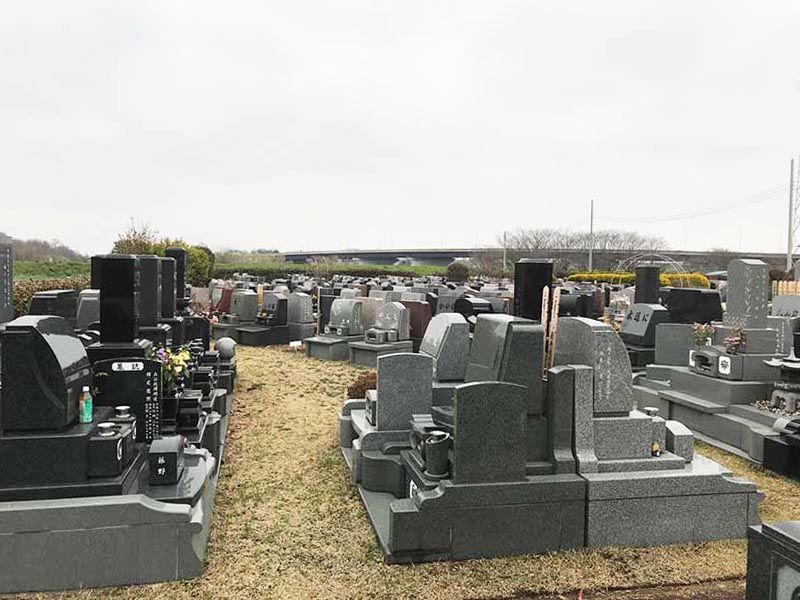 芝生の霊園あさか野　和型・洋型の墓石が建立