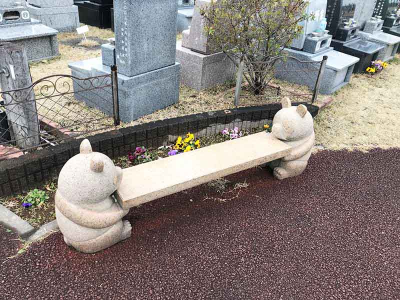 芝生の霊園あさか野　可愛らしい動物のモチーフのベンチ
