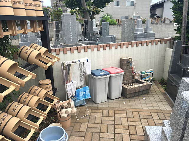 竹の塚霊園　墓域内にある水汲み場