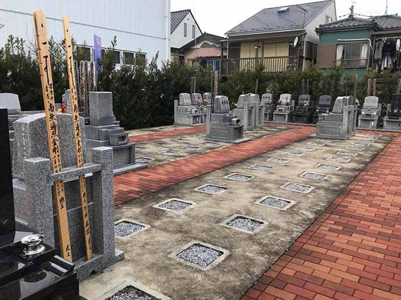 きさらぎ月照霊苑　平坦なレンガ調の参道