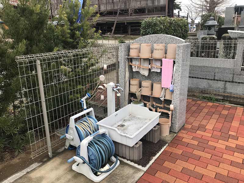 きさらぎ月照霊苑　参拝用具置き場と水汲み場