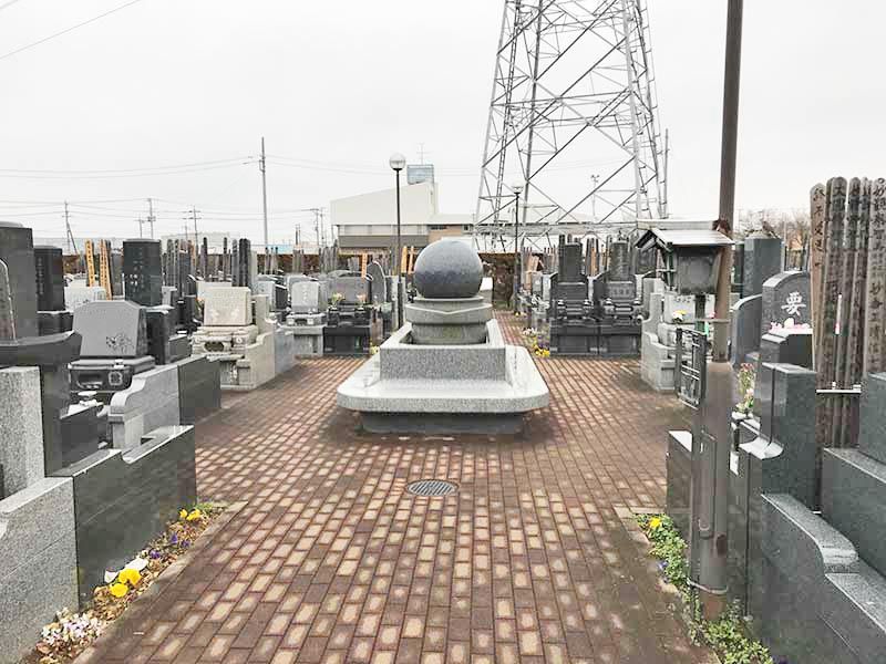 メモリアルガーデン朝霞　平坦な参道と休憩用ベンチ