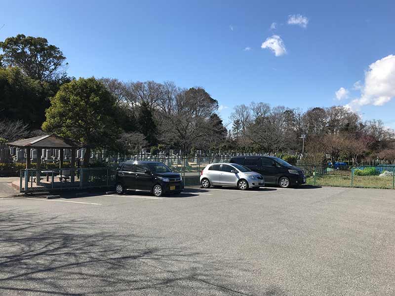 庄和苑　広い駐車場