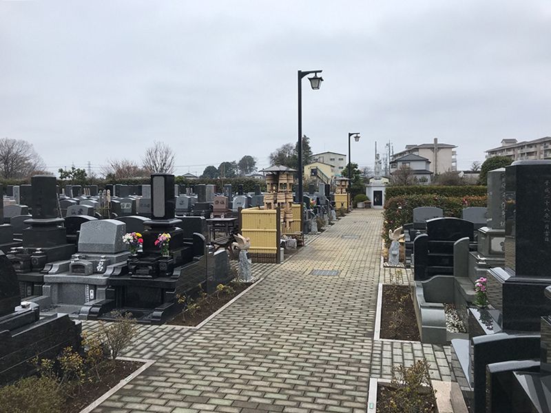 新座さくら浄苑　和型・洋型の墓石が混在