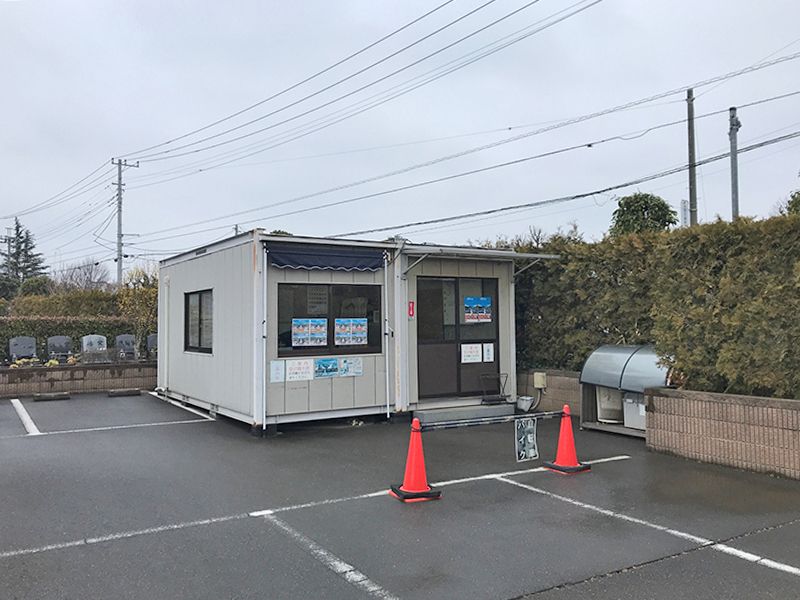新座さくら浄苑　駐車スペース内にある売店