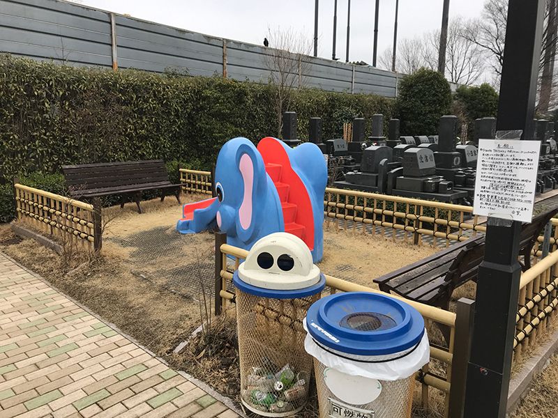 新座さくら浄苑　遊具がある公園