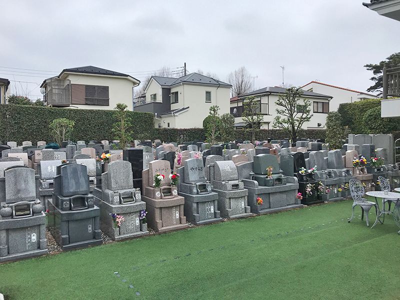 セントレア新座　様々な墓石が混在