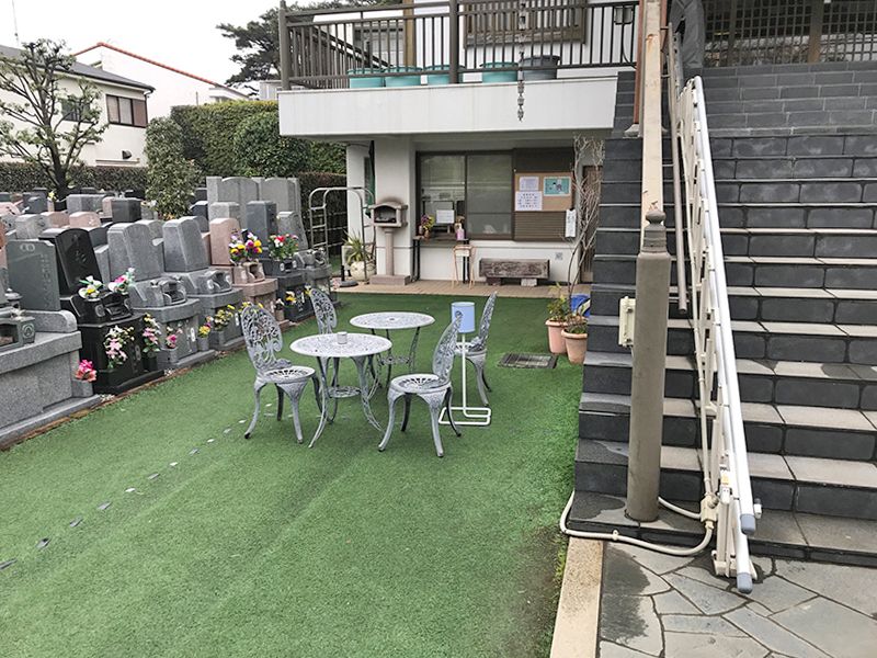 セントレア新座　芝生が敷かれた休憩スペース