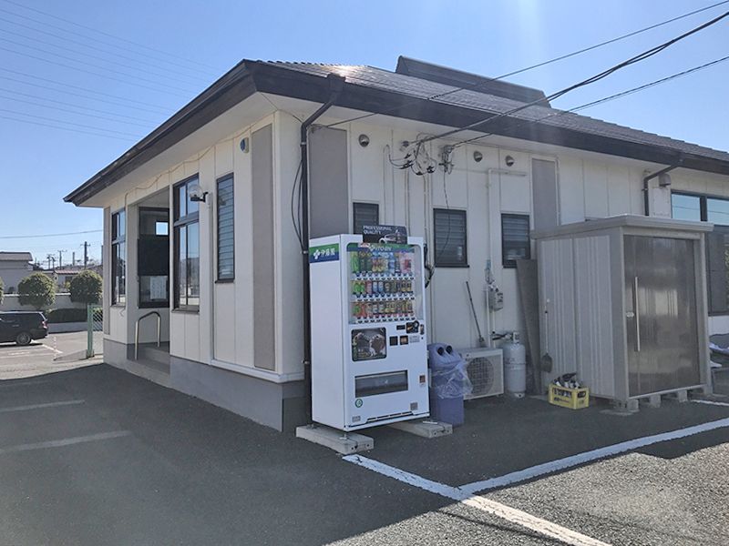越谷中央霊園　自動販売機が設置された管理棟