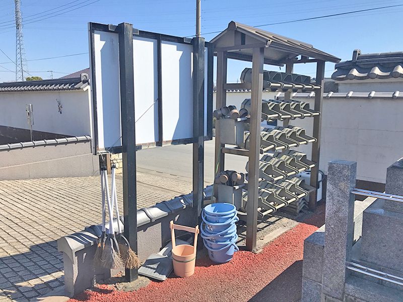 越谷中央霊園　桶と掃除用具