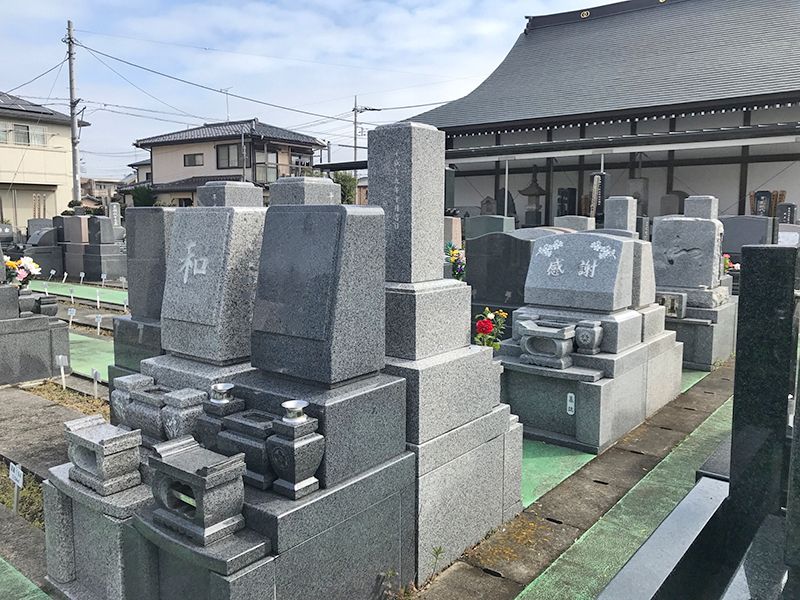 櫻墓苑　和型・洋型の墓石が混在