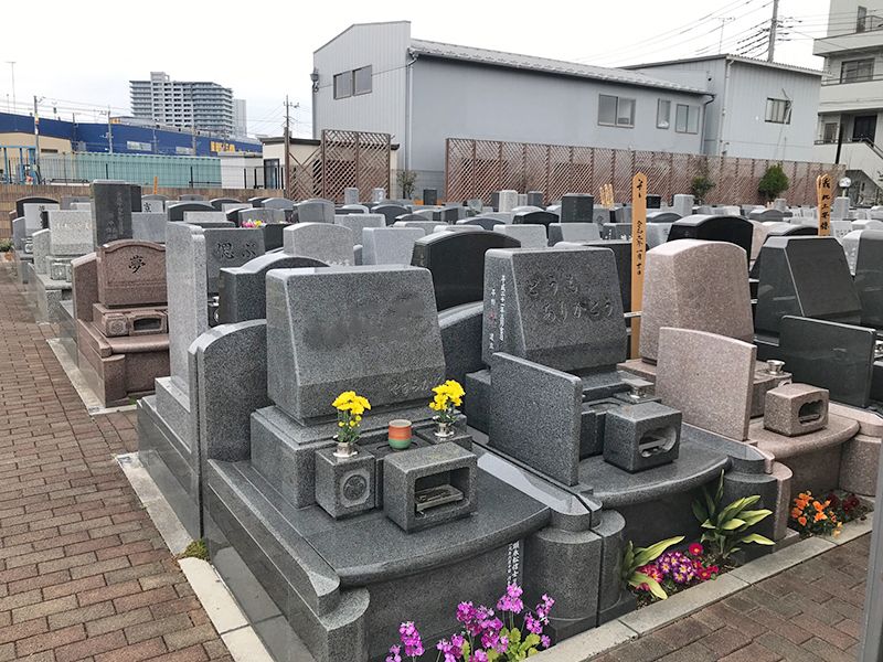 新三郷シティメモリアル　和型・洋型の墓石が混在