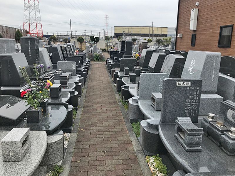 新三郷シティメモリアル　御影石が美しい墓石