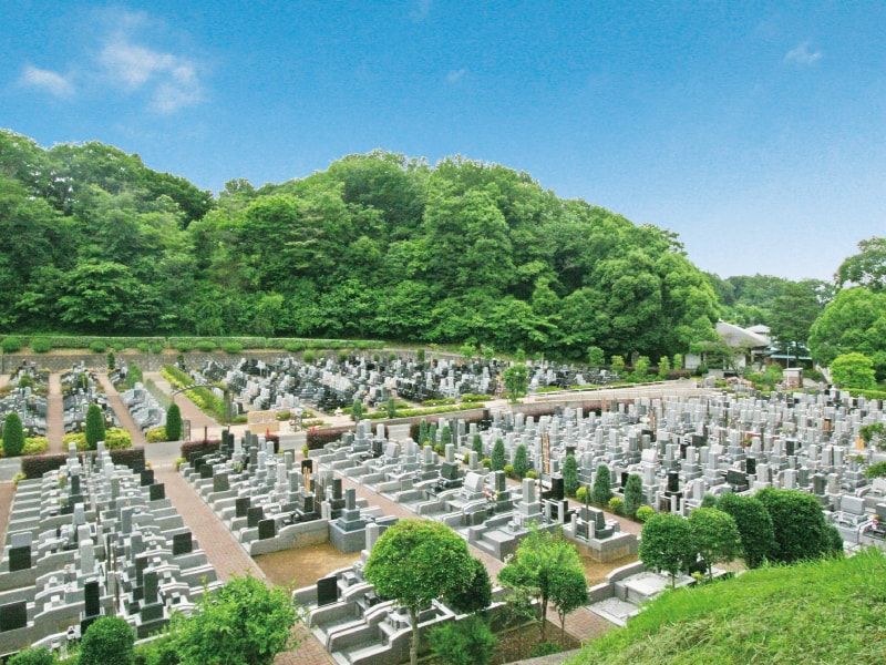 厚木森の里霊園 濃い緑が安らぎを生む園内