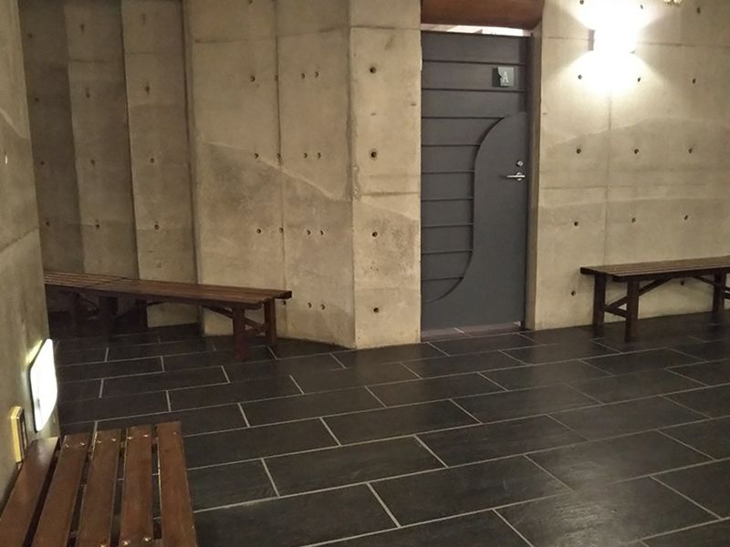 東京カテドラル納骨堂 高輪分室(クリプト高輪)　納骨堂休憩ベンチ