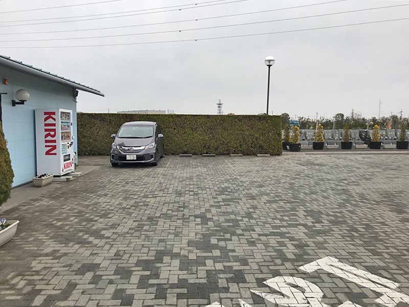 朝霞聖地霊園　駐車場からすぐの霊園