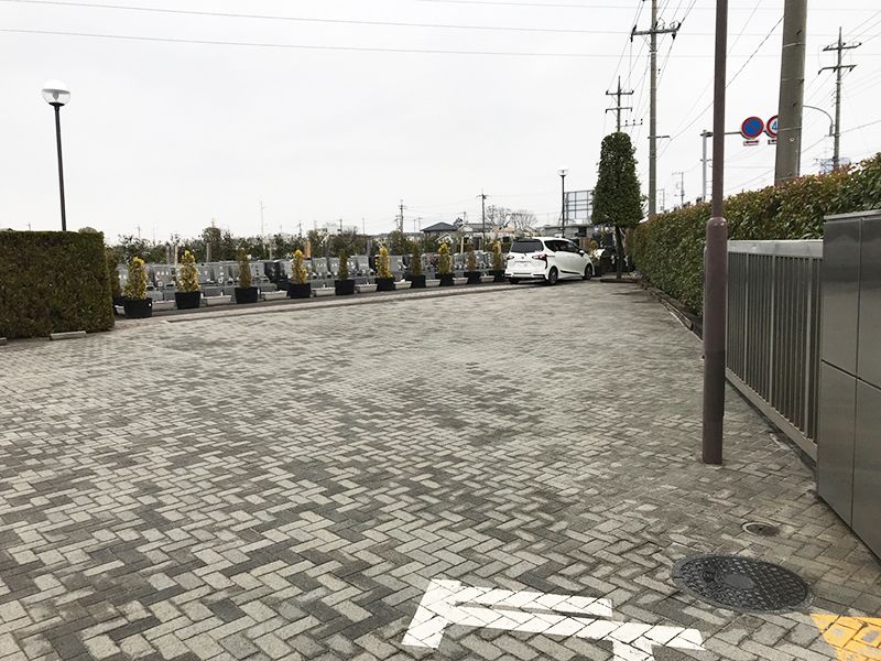 朝霞聖地霊園　入り口から見た園内風景